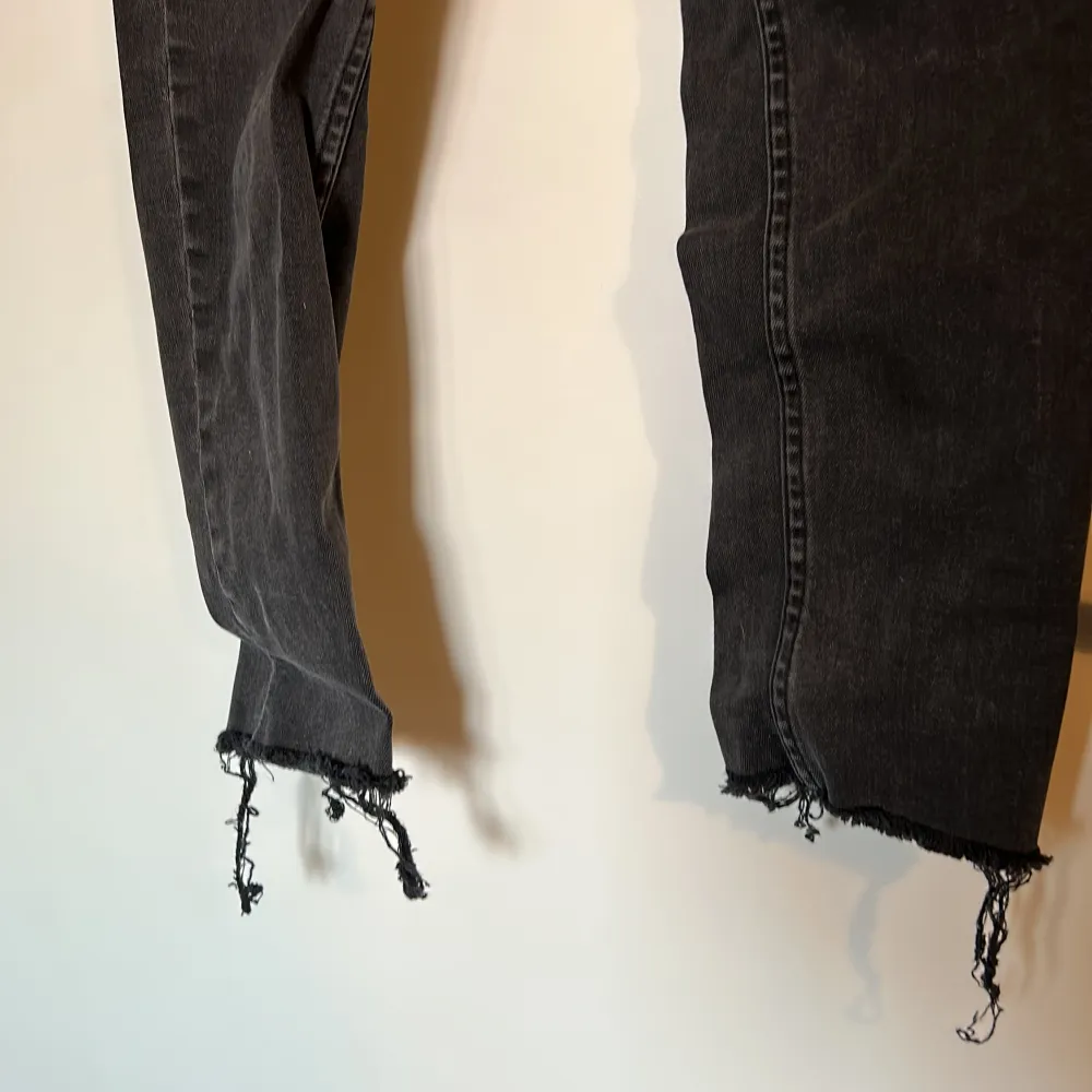 gråa tighta jeans med lite slitningar längst ner. sparsamt använda.. Jeans & Byxor.