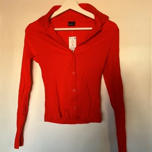 oanvänd topp - röd topp från gina. oanvänd i storlek small. 