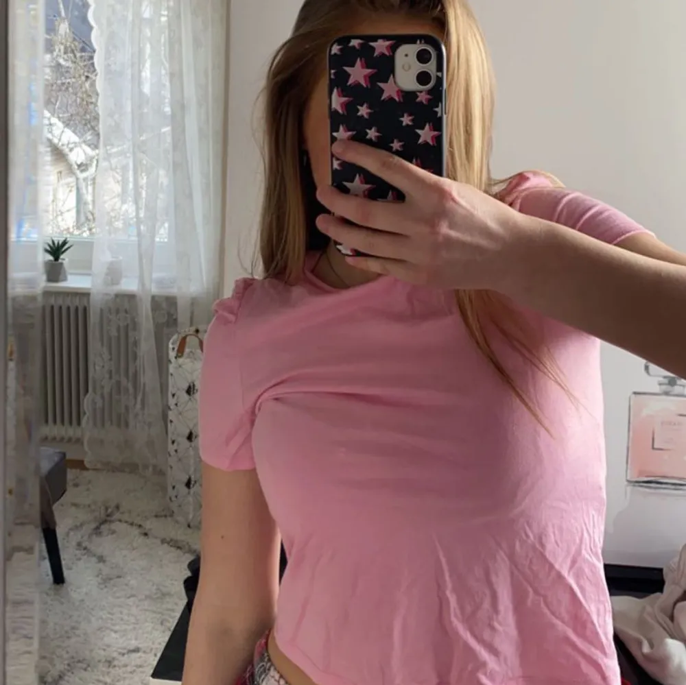 En fin, enkel rosa t-shirt från hm med lätt puffärm på axeln som gör att de händer något. Inga defekter och sparsamt använd🥰 Tror den är slutsåld, nypris 100kr. T-shirts.