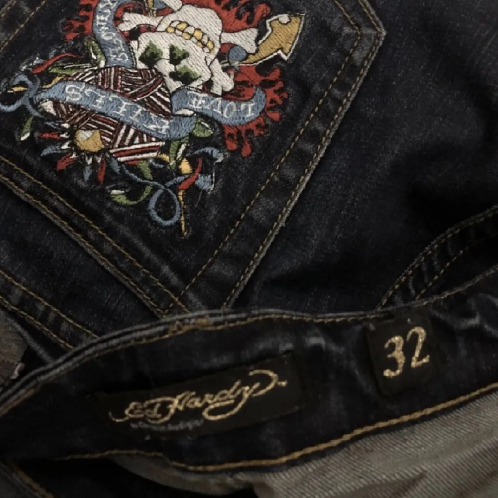 Assnygga ed hardy jeans med brodyr på baksidan, storlek 32x32. . Jeans & Byxor.