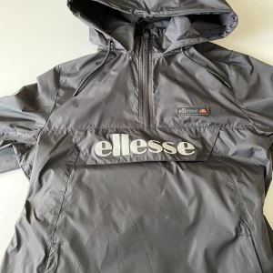 Ellesse jacka tunn  - En svart Ellesse Jacka den är perfekt till våren då den är rätt tunn . Jackan Harbins defekter alls och är jätte bra i skicket 9/10