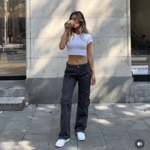 Cargopants  - Snygga lågmidjade cargopants från gina tricot i strl 36, exakt samma som Bianca bär på bilden. Enbart använda en gång, säljer då jag tyvärr inte får användning för dem. Köpare står för frakt💕