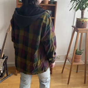 luv-skjorta  - en skjorta med luva i tjockare material köpt på beyond retro för 450kr. Den är både mjuk och varm men stilen faller mig inte i smaken längre så väljer att låta den leva vidare hos någon annan ✨