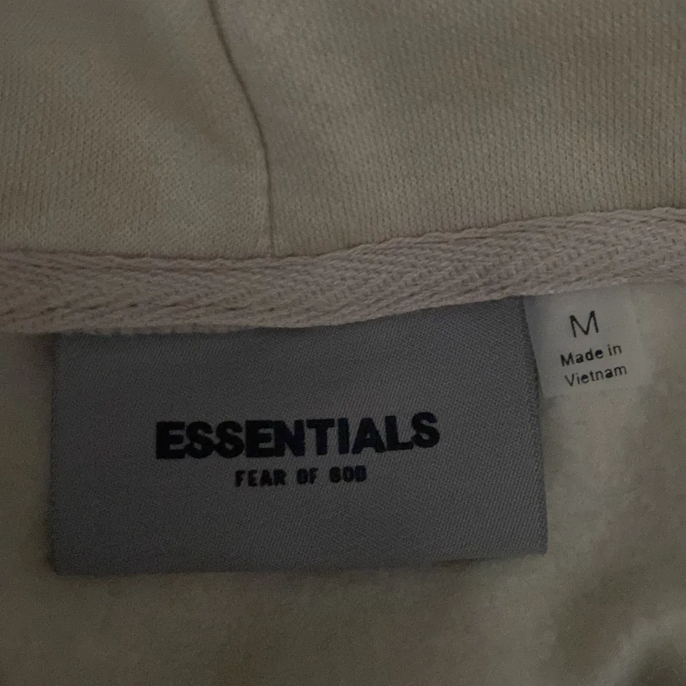 Essentials hoodie storlek M. Använd ett fåtal gånger. Färg beige/cream. Vid snabbt köp kan priset sänkas. Hoodies.