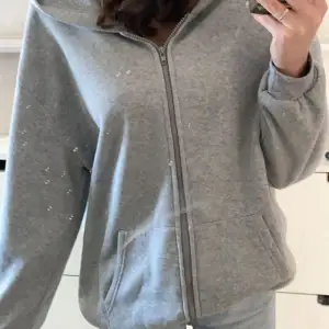 Grå zipup hoodie, oversized i storleken, mer som en S/M på mig.