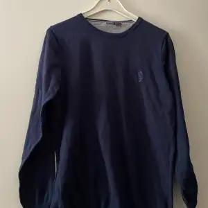 En blå basic stickad tröja vid skick 8/10 ingen användning. 