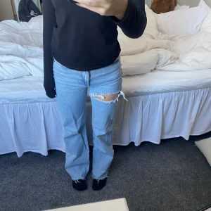 Blå jeans  - Blåa jeans från pull&bear med ett hål på överlåret, fransiga/avklippta längst ner. Jag är 160cm lång💕