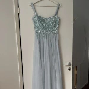 Balklänning - Säljer min balklänning som är använd vid ett tillfälle! Storlek 34!