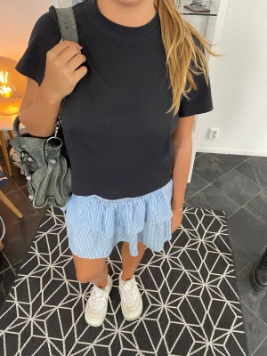 Volang kjol - Säljer denna svinsnygga volangkjolen från Cubus som passar både nu på vintern men kommer också va asnajs nu sommar!! Sparsamt använd. Pris 100kr skulle säga att den passar alla mellan 34-38 då de är stretch. 