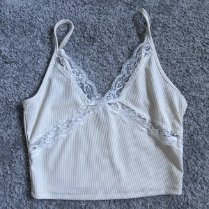 Spetslinne från Shein - Säljer detta linnet från Shein i storlek XS🤍💛 Ganska stretchigt material skulle jag säga🤍