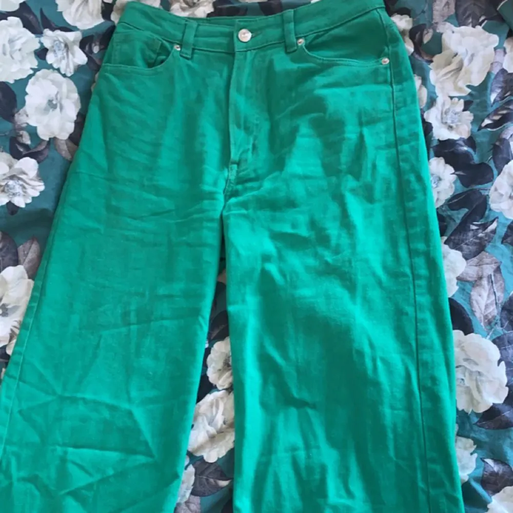 Säljer dessa jeans! De är mer gröna i verkligheten och är baggy kan man säga. De är köpta på H&M förra våren men har bara använt de fåtal gånger.💚. Jeans & Byxor.