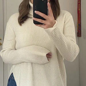 Vit stickad tröja  - Säljer denna stickade tröjan från HM då jag inte fått användning utav den.  Frakt: 69kr