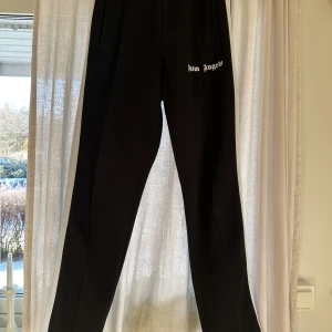 Palm Angels trackpants Strl M - Nypris 3999, som nyskick! Köparen står för frakten!