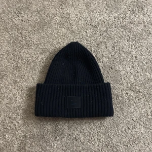 Acne mössa - Jätte fin acne mössa som jag inte använder. Inga slitningar  