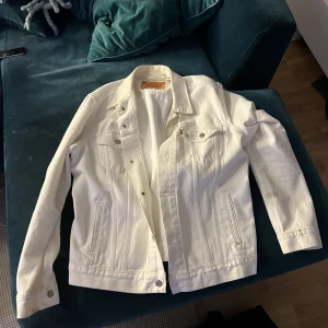 Vit levis jacka - Säljer min vita levis jeansjacka  Storlek L
