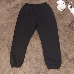 Svarta mjukisbyxor - Sköna mjukisbyxor som jag knappt använt eftesom dom var för korta för mig som är 1,70