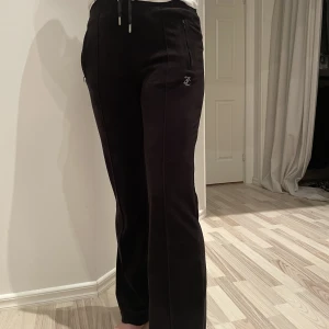 Juicy couture byxor - Oanvända juicy byxor med glitter tryck på rumpan. Svarta i storlek XS. Köpta på BestSecret! Vill bar bli av med dom så säls billigt💓är 176 lång