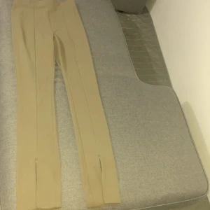  Kostymbyxor i färgen oliv  - Väldigt fina kostymbyxor som även har en dragkedja skicka ett dm för intresse eller för mer information💕