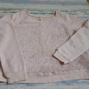 Tröja  - Säljer en ljusrosa tröja från Hollister i storlek L.