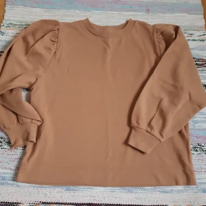 Tröja  - Säljer en fin tröja i storlek M, från lager 157.