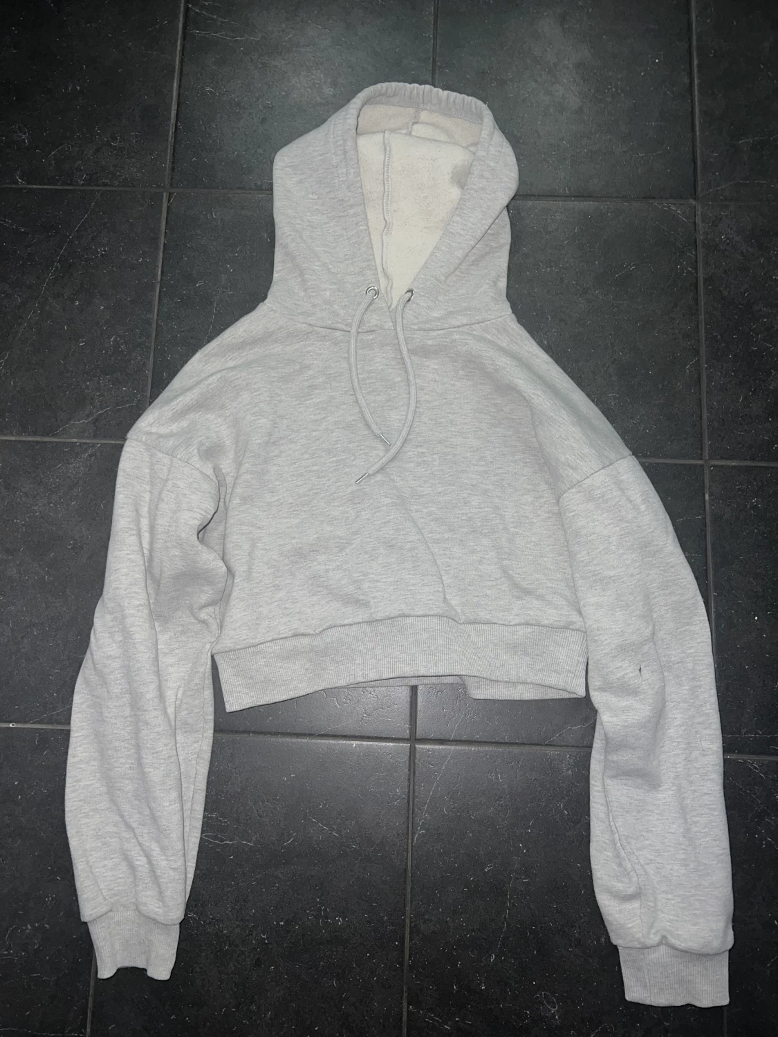 Croppad hoodie från NA-KD