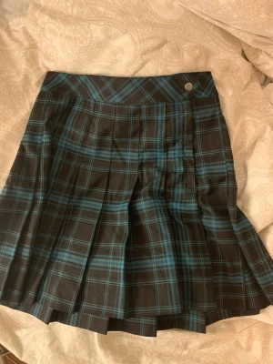 Rutig kjol - Säljer denna rutiga kjolen från h&m. Skriv vid frågor eller intresse💋