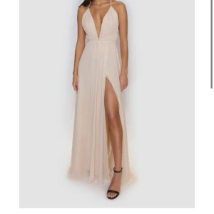 Balklänning  - Tänkte kolla om någon är intresserad av min balklänning. Köpt för 2 år sen aldirg anvönd då min bal blev inställd. Sista bilden visar färgen och första bilderna modellen🥰