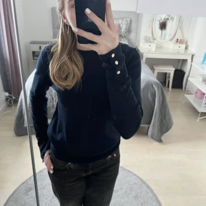 Tröja - Intressekoll på min fina mörkblå tröja från Lindex, lik Zaras med knappar💕 köpte för 399 säljer för 150💕💕