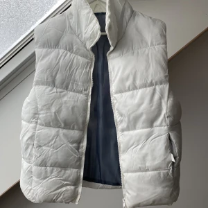 Väst - Superfin väst som tyvärr efter första tvätten blev konstig i färgen! Ingen aning om varför eller om de går att fixa 😅 det syns men man tänker inte på de allt för mycket, där av det låga priset på 50kr!  Frakt tillkommer som betalas av köparen 📦 