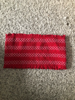 Bandeau topp - Söt bandeau topp köpt från Bik bok, toppen är mer klarröd i verkligen. Sitter bra på S.(frakt med frimärke ligger på 26kr, billigare frakt)!