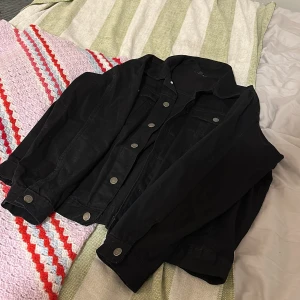 Svart jeansjacka - Svart jeansjacka från booho man storlek M