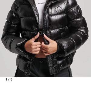 Superdry puffer jacket i svart som är slutsåld i typ alla storlekar. Endast använd en halv säsong, i grymt skick. Köpt för 1499kr säljer nu för 1000kr. Storlek 38, har vanligt vis 36 så passar både större o mindre. Glansig. 