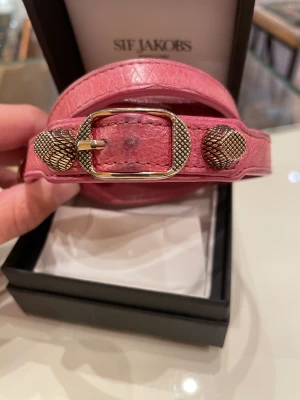 Balenciaga armband - Säljer detta jätte snygga balenciaga armband som inte kommer till användning längre! Nyrpis ca: 3000 Finns inte längre att köpa på hemsida