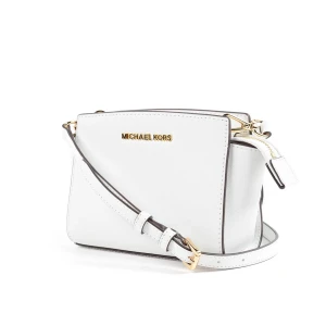 Äkta Michael Kors liten vit väska  - Äkta Michael Kors väska i modellen ”Selma Mini Messenger Crossbody” i färgen white🤍 Fick i present för några år sen och har tyvärr inte kvar kvittot med tillhörande lapp men är köpt på Michael Kors butik i Stockholm💕💕nypris 1500kr, använt skick, se bild 3