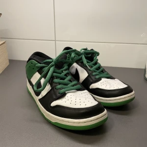 Jordans dunk - Hejsan säljer mina dunks. Köpta på Sold out för ungefär ett år sedan. Inte några skor som passade min stil och knappt använda sen dess! Box eller kvitto finns ej dessvärre då de köpte för ett tag sedan. Gör gärna trades även! 