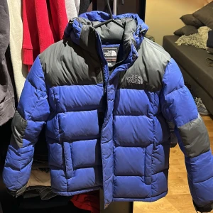 Blå northface jacka - Snygg Blå northface jacka perfekt för vintern. Passar som S. Inga defekter
