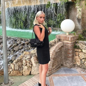 Zadig&voltaire väska - Säljer denna Zadig&voltaire väska som jag köpt i Spanien för cirka 2 år sedan. Modellen heter Ziggy velvet bowie bag och köptes för 445€. Axelbandet går att ha kort men även långt. Dustbag och äktighetsbevis medföljer❤️🤩