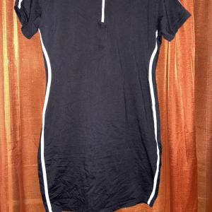 Klänning - Svart klänning med vita linjer och dragkedja🖤 STRL 48, hojta vid funderingar!