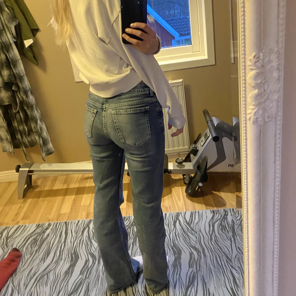 Sköna och fina jeans som är utsålda från hm!💕 Säljer pågrund av att jag har andra jeans som liknar.  200kr + frakt  Bra längd på mig som är 164cm!💕. Jeans & Byxor.