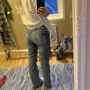 Sköna och fina jeans som är utsålda från hm!💕 Säljer pågrund av att jag har andra jeans som liknar.  200kr + frakt  Bra längd på mig som är 164cm!💕