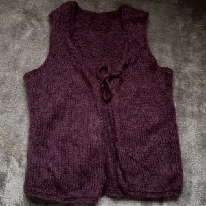 Stickad väst - En jättefin stickad lila väst. Bra skick
