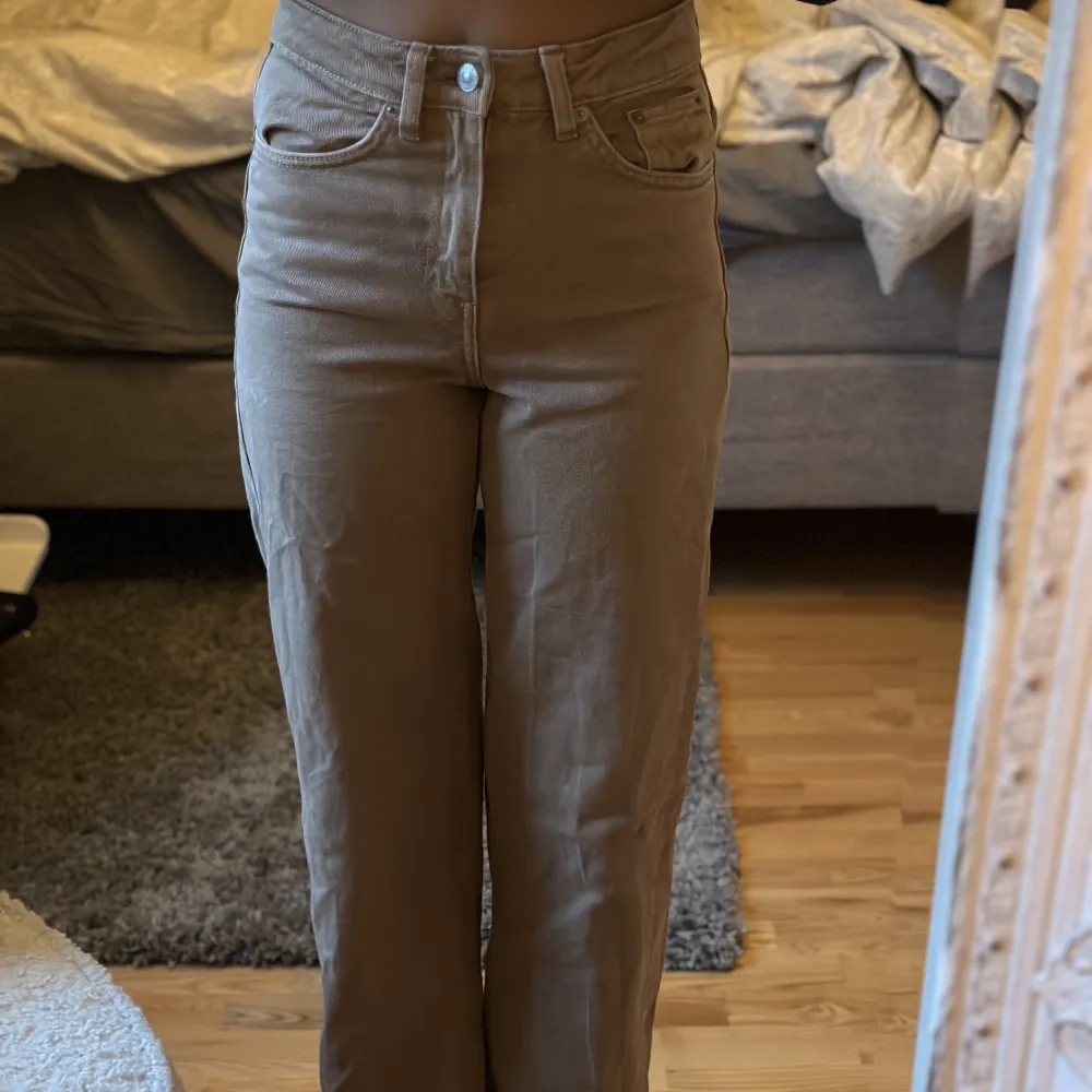 Jag säljer detta par jeans från lager 157. Säljer p.g.a att jag har för mycket jeans. Normalmidjade och sköna. Nytt pris runt 300kr säljer för 180kr och 20kr för frakt. Jeans & Byxor.