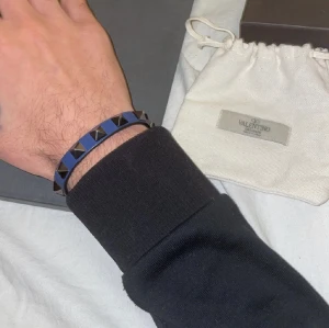 Valentino armband  - Fräsch valentino armband, all og medföljer. Kvitto finns ej, skick 8/10