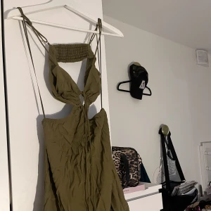 Klänning - Cool klänning öppen i sidan av mage och i rygg. Justerbara band, mycket finare strykt. 