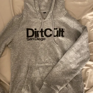 Hoodie  - Säljer då den inte kommer till användning längre, köpte på deras hemsida för ett år sen, jätte bra skick. Storlek M men passar s/xs också