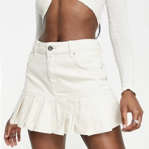 jeanskjol från pull&bear - liten söt kjol inköpt i somras, aldrig använd 💓   kan mötas i gbg. köpare står för frakt.