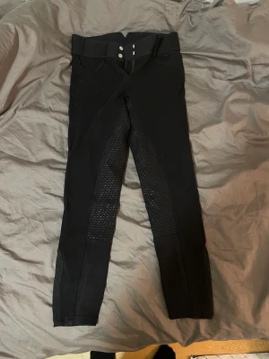 Ridbyxor  - Dom är inte använda och jag säljer dom för 100kr och köpte dom för 150kr. Det är storlek M. Dom är helskodda och dom håller värmen bra. 