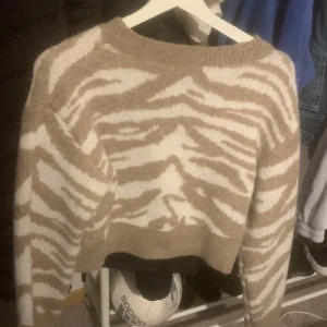 Stickad tröja - Säljer min kompis stickade tröja från Shein❤️