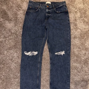 Mellanblå jeans med knärevor - I gott skick, endast andvända några få gånger och tvättade en gång, så nästan som nya. I storlek 32/34 från Asos design, rak passform.  Skriv gärna om du har någon fundering!