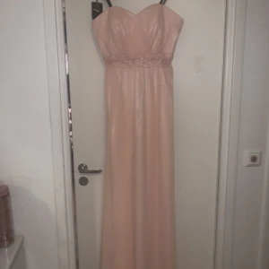 Klänning  - Står att det är stl XL men är mer som M OANVÄND!!